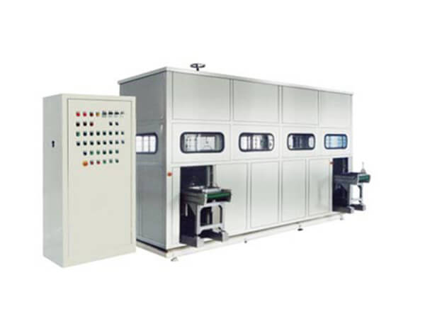 技巧一：使用超聲波清洗機(jī)應(yīng)注意什么問題？　　一、超聲波清洗機(jī)電源及電熱器電源必須有良好接地裝置。　　二、超聲波清洗機(jī)嚴(yán)禁無清洗液開機(jī)，即清洗缸沒有加一定數(shù)量的清洗液，不得合超聲波開關(guān)。三、有加熱設(shè)備的清洗設(shè)備嚴(yán)禁無液時打開加熱開關(guān)。　　四、